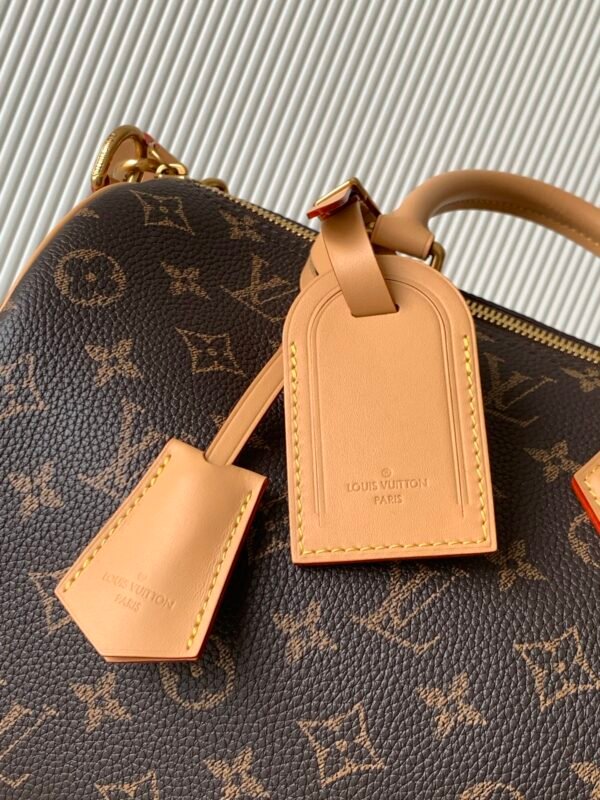 Model number M21122 vintage style. This Speedy P9 Bandoulière 30 handbag measures 32 x 22.5 x 18 cm (length x height x width).