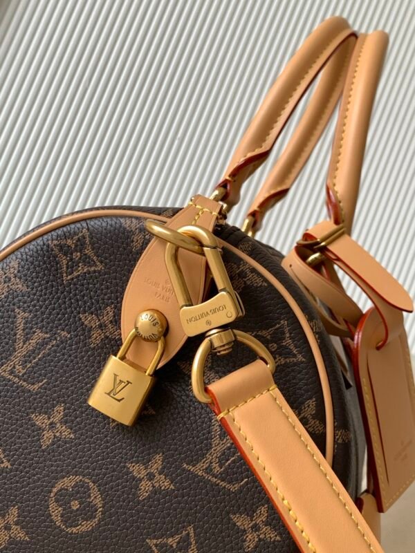 Model number M21122 vintage style. This Speedy P9 Bandoulière 30 handbag measures 32 x 22.5 x 18 cm (length x height x width).