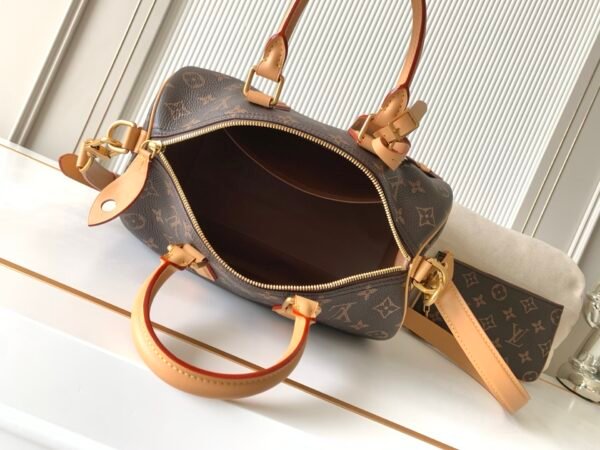 Model number M21122 vintage style. This Speedy P9 Bandoulière 30 handbag measures 32 x 22.5 x 18 cm (length x height x width).