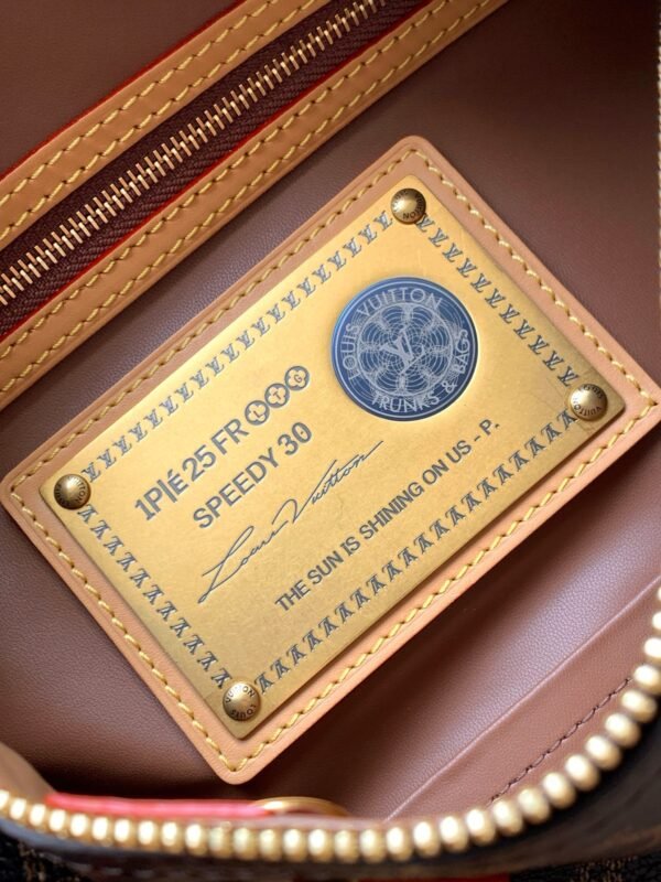 Model number M21122 vintage style. This Speedy P9 Bandoulière 30 handbag measures 32 x 22.5 x 18 cm (length x height x width).