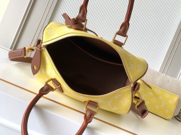 Model number M15242 - Yellow with Brown. This Speedy P9 Bandoulière 30 handbag measures 32 x 22.5 x 18 cm (length x height x width).