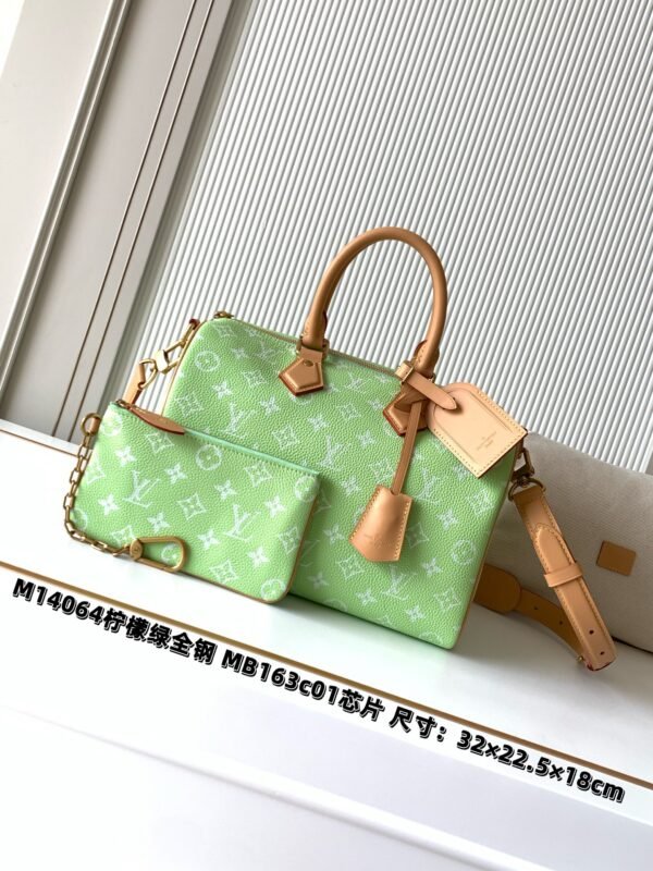 Model number M14064 Lemon Green. This Speedy P9 Bandoulière 30 handbag measures 32 x 22.5 x 18 centimeters (length x height x width).