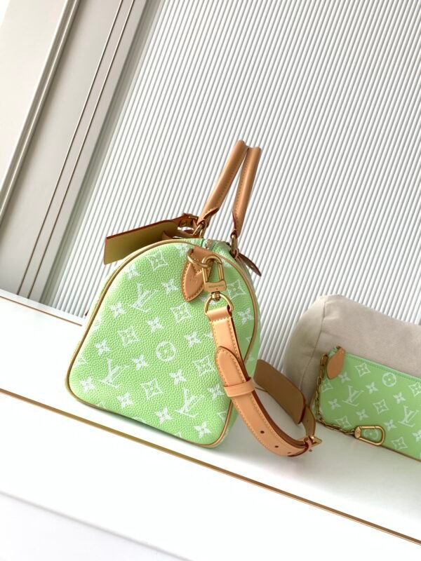 Model number M14064 Lemon Green. This Speedy P9 Bandoulière 30 handbag measures 32 x 22.5 x 18 centimeters (length x height x width).