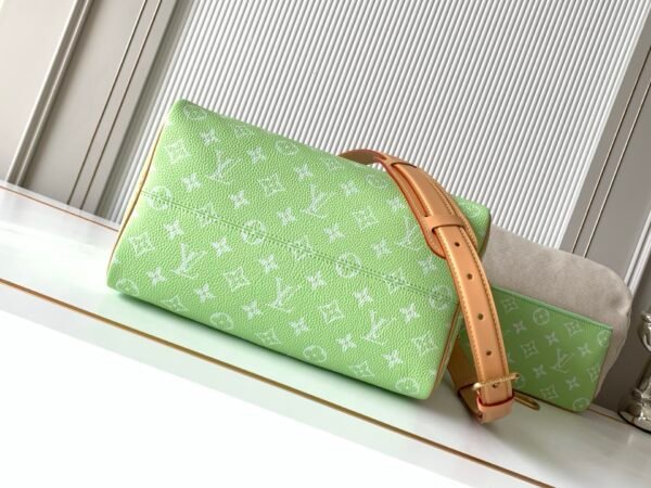 Model number M14064 Lemon Green. This Speedy P9 Bandoulière 30 handbag measures 32 x 22.5 x 18 centimeters (length x height x width).
