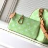 Model number M14064 Lemon Green. This Speedy P9 Bandoulière 30 handbag measures 32 x 22.5 x 18 centimeters (length x height x width).