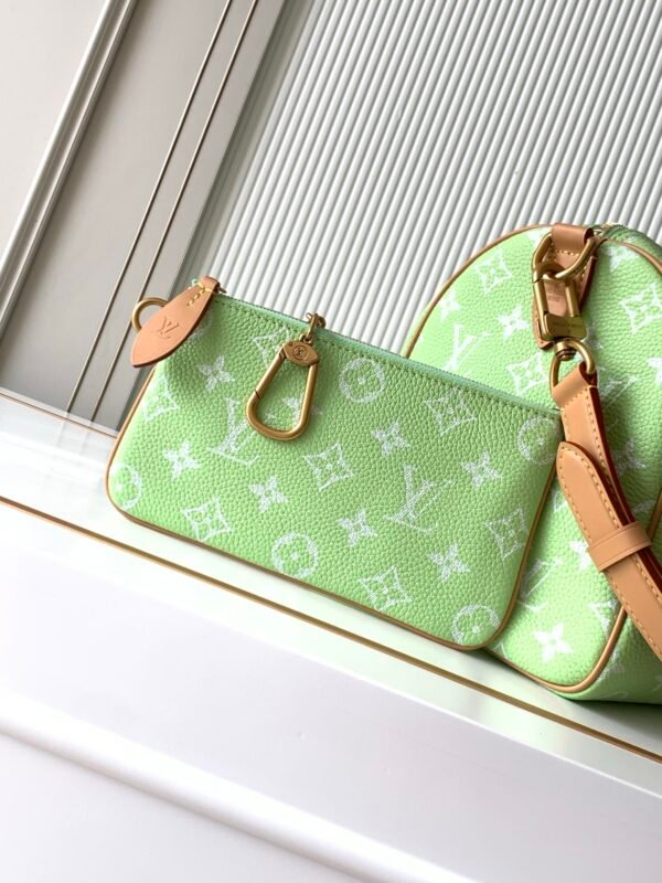 Model number M14064 Lemon Green. This Speedy P9 Bandoulière 30 handbag measures 32 x 22.5 x 18 centimeters (length x height x width).