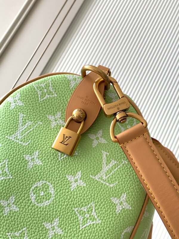 Model number M14064 Lemon Green. This Speedy P9 Bandoulière 30 handbag measures 32 x 22.5 x 18 centimeters (length x height x width).