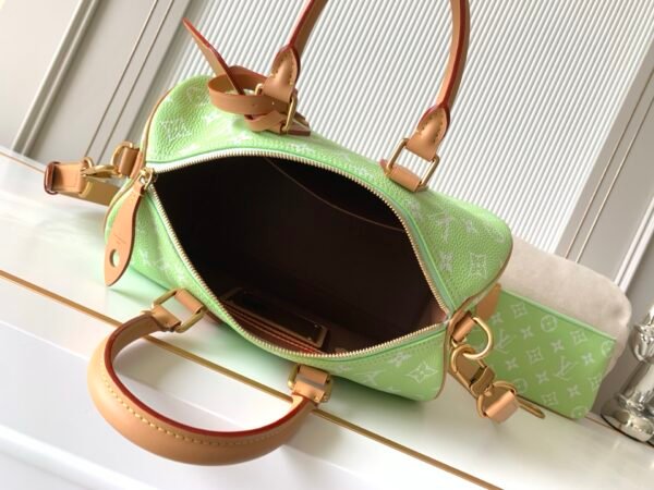 Model number M14064 Lemon Green. This Speedy P9 Bandoulière 30 handbag measures 32 x 22.5 x 18 centimeters (length x height x width).