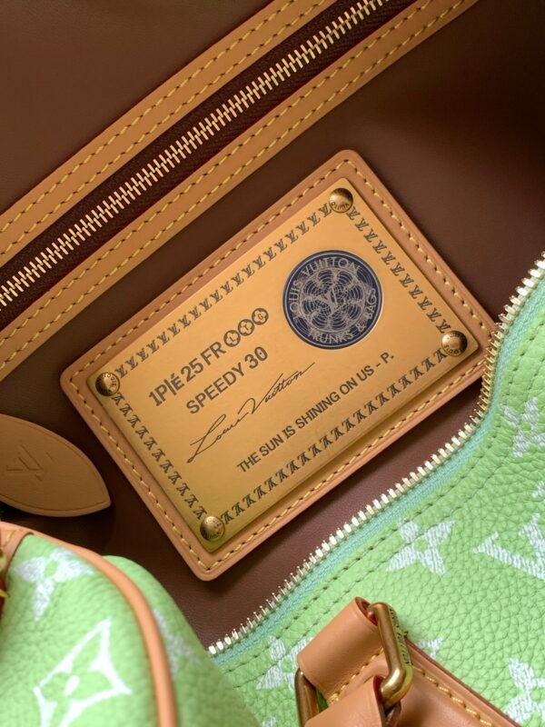 Model number M14064 Lemon Green. This Speedy P9 Bandoulière 30 handbag measures 32 x 22.5 x 18 centimeters (length x height x width).