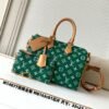 Model number M14077 - Dark Green. This Speedy P9 Bandoulière 30 handbag measures 32 x 22.5 x 18 centimeters (length x height x width).