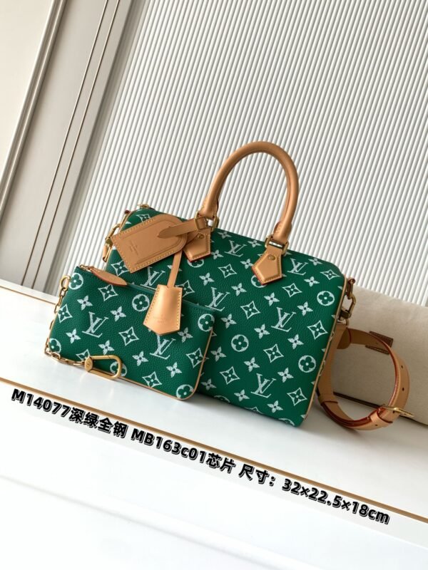 Model number M14077 - Dark Green. This Speedy P9 Bandoulière 30 handbag measures 32 x 22.5 x 18 centimeters (length x height x width).