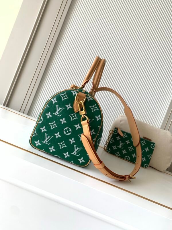Model number M14077 - Dark Green. This Speedy P9 Bandoulière 30 handbag measures 32 x 22.5 x 18 centimeters (length x height x width).