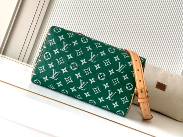 Model number M14077 - Dark Green. This Speedy P9 Bandoulière 30 handbag measures 32 x 22.5 x 18 centimeters (length x height x width).