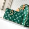 Model number M14077 - Dark Green. This Speedy P9 Bandoulière 30 handbag measures 32 x 22.5 x 18 centimeters (length x height x width).