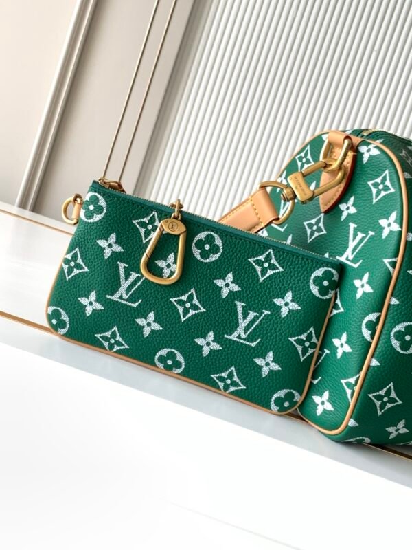 Model number M14077 - Dark Green. This Speedy P9 Bandoulière 30 handbag measures 32 x 22.5 x 18 centimeters (length x height x width).