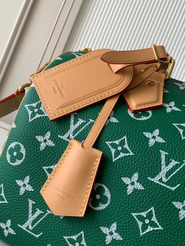 Model number M14077 - Dark Green. This Speedy P9 Bandoulière 30 handbag measures 32 x 22.5 x 18 centimeters (length x height x width).