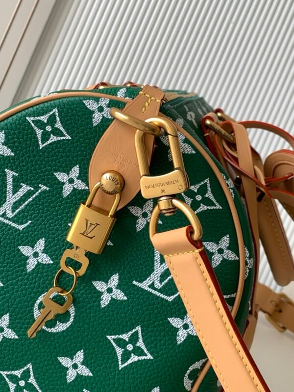 Model number M14077 - Dark Green. This Speedy P9 Bandoulière 30 handbag measures 32 x 22.5 x 18 centimeters (length x height x width).