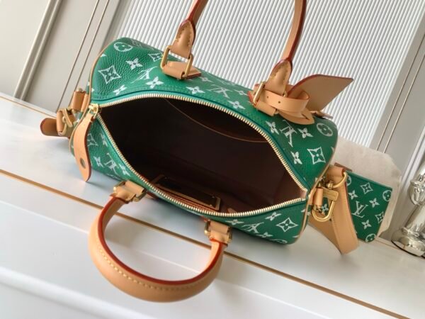 Model number M14077 - Dark Green. This Speedy P9 Bandoulière 30 handbag measures 32 x 22.5 x 18 centimeters (length x height x width).