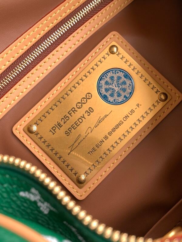 Model number M14077 - Dark Green. This Speedy P9 Bandoulière 30 handbag measures 32 x 22.5 x 18 centimeters (length x height x width).