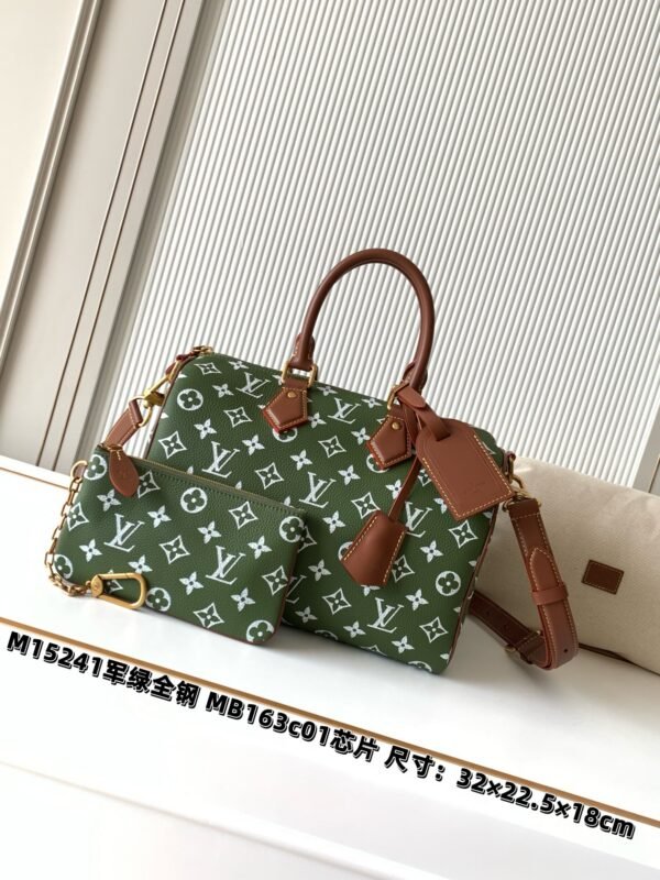 Style No. M15241 Military Green. This Speedy P9 Bandoulière 30 handbag measures 32 x 22.5 x 18 cm (length x height x width).