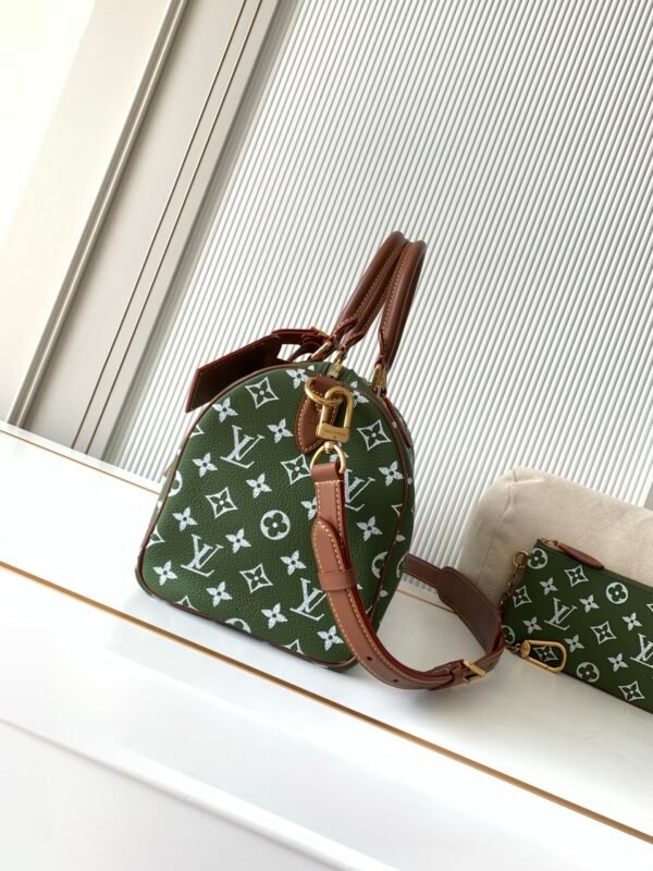 Style No. M15241 Military Green. This Speedy P9 Bandoulière 30 handbag measures 32 x 22.5 x 18 cm (length x height x width).