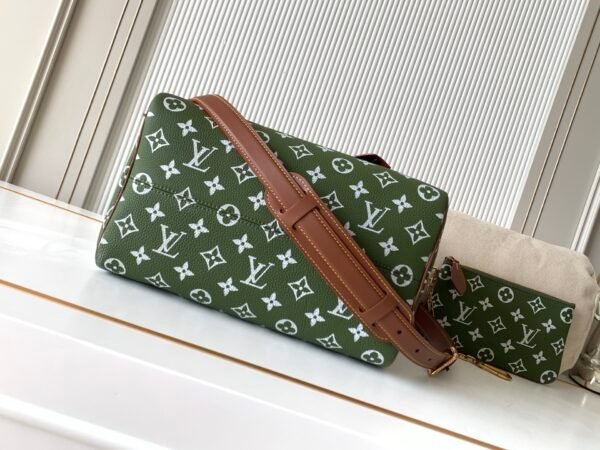 Style No. M15241 Military Green. This Speedy P9 Bandoulière 30 handbag measures 32 x 22.5 x 18 cm (length x height x width).