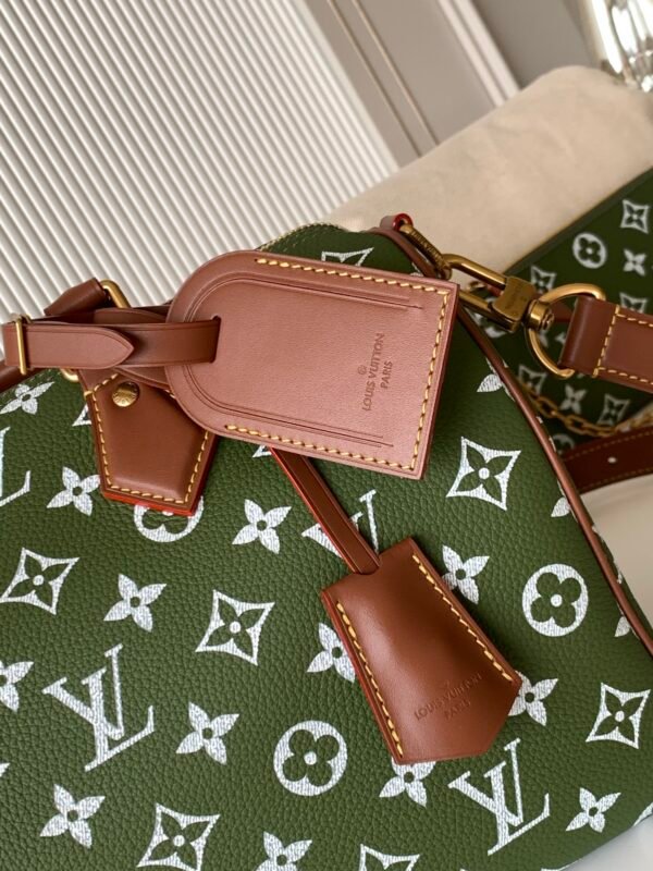 Style No. M15241 Military Green. This Speedy P9 Bandoulière 30 handbag measures 32 x 22.5 x 18 cm (length x height x width).