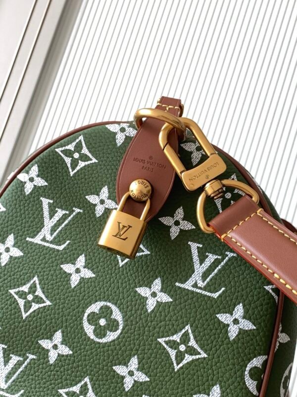 Style No. M15241 Military Green. This Speedy P9 Bandoulière 30 handbag measures 32 x 22.5 x 18 cm (length x height x width).