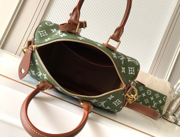 Style No. M15241 Military Green. This Speedy P9 Bandoulière 30 handbag measures 32 x 22.5 x 18 cm (length x height x width).