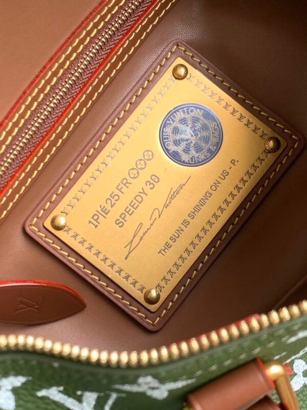 Style No. M15241 Military Green. This Speedy P9 Bandoulière 30 handbag measures 32 x 22.5 x 18 cm (length x height x width).