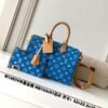 Model number M14074 - Blue color. This Speedy P9 Bandoulière 30 handbag measures 32 x 22.5 x 18 centimeters (length x height x width).