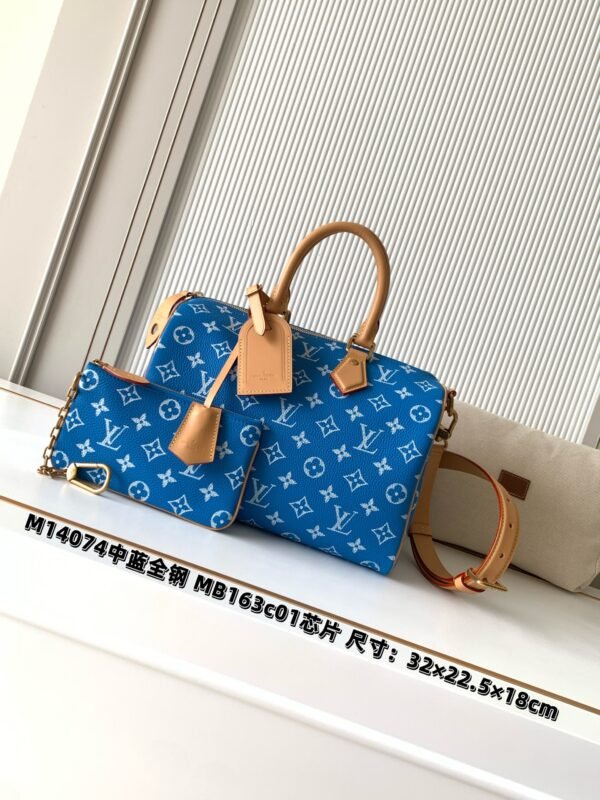Model number M14074 - Blue color. This Speedy P9 Bandoulière 30 handbag measures 32 x 22.5 x 18 centimeters (length x height x width).