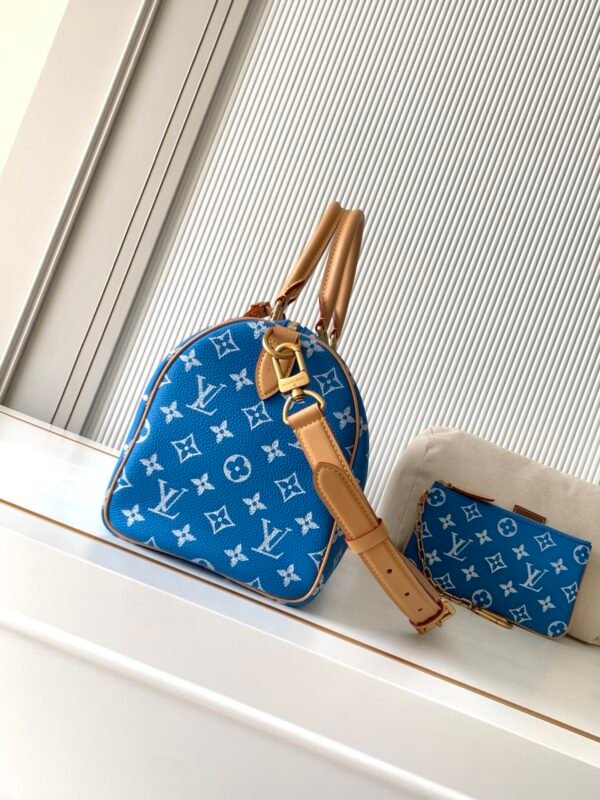 Model number M14074 - Blue color. This Speedy P9 Bandoulière 30 handbag measures 32 x 22.5 x 18 centimeters (length x height x width).