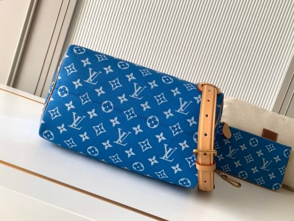 Model number M14074 - Blue color. This Speedy P9 Bandoulière 30 handbag measures 32 x 22.5 x 18 centimeters (length x height x width).