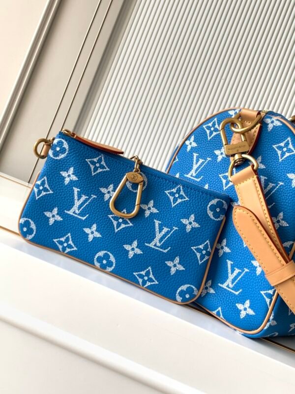 Model number M14074 - Blue color. This Speedy P9 Bandoulière 30 handbag measures 32 x 22.5 x 18 centimeters (length x height x width).