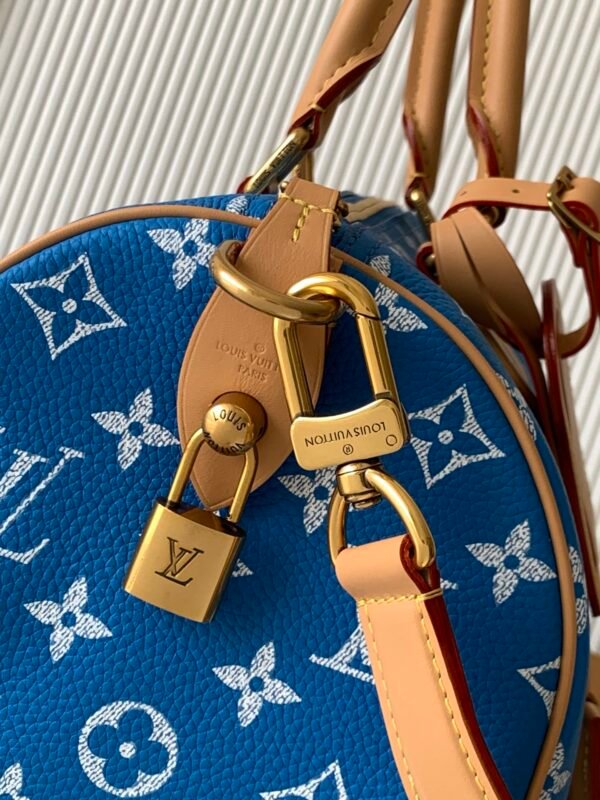 Model number M14074 - Blue color. This Speedy P9 Bandoulière 30 handbag measures 32 x 22.5 x 18 centimeters (length x height x width).