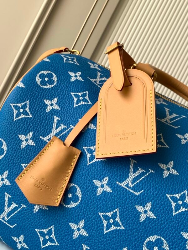 Model number M14074 - Blue color. This Speedy P9 Bandoulière 30 handbag measures 32 x 22.5 x 18 centimeters (length x height x width).