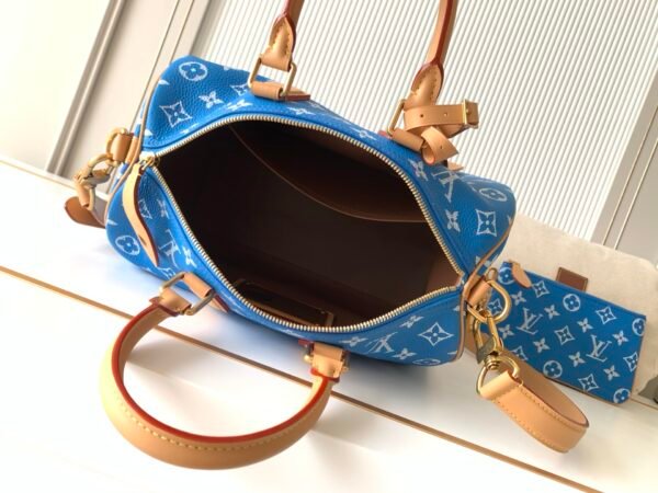 Model number M14074 - Blue color. This Speedy P9 Bandoulière 30 handbag measures 32 x 22.5 x 18 centimeters (length x height x width).