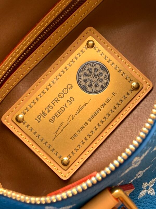 Model number M14074 - Blue color. This Speedy P9 Bandoulière 30 handbag measures 32 x 22.5 x 18 centimeters (length x height x width).