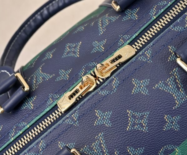 M25900 41416 This model Keell Bandoulière 50 Travel Bag  29 x 23 x 50 cm (height x width x length)