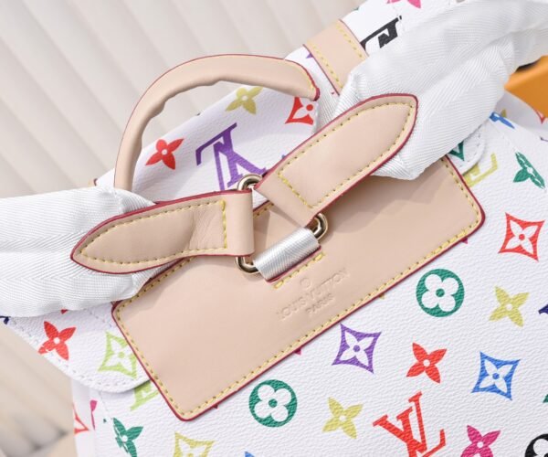 White Terracotta 41379 CHRISTOPHER Small bag with shoulder strap m41379 This is the Christopher small bag with shoulder strap model 41379. Dimensions: 41.0 x 48.0 x 13.0 cm (length x height x width)