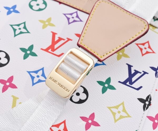 White Terracotta 41379 CHRISTOPHER Small bag with shoulder strap m41379 This is the Christopher small bag with shoulder strap model 41379. Dimensions: 41.0 x 48.0 x 13.0 cm (length x height x width)