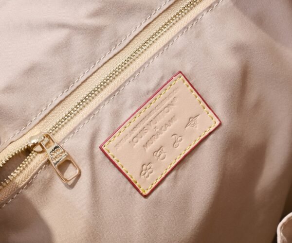 White Terracotta 41379 CHRISTOPHER Small bag with shoulder strap m41379 This is the Christopher small bag with shoulder strap model 41379. Dimensions: 41.0 x 48.0 x 13.0 cm (length x height x width)