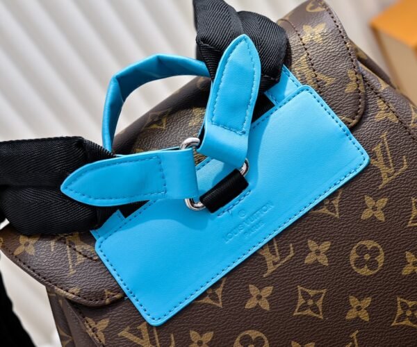 Model number M12729 - Vintage Blue M13202 - Vintage Tan Yellow 41379 This Christopher medium-sized backpack 38 x 44 x 12.5 cm (length x height x width)