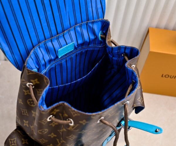 Model number M12729 - Vintage Blue M13202 - Vintage Tan Yellow 41379 This Christopher medium-sized backpack 38 x 44 x 12.5 cm (length x height x width)