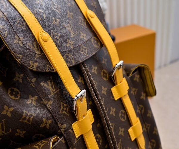 Model number M12729 - Vintage Blue M13202 - Vintage Tan Yellow 41379 This Christopher medium-sized backpack 38 x 44 x 12.5 cm (length x height x width)