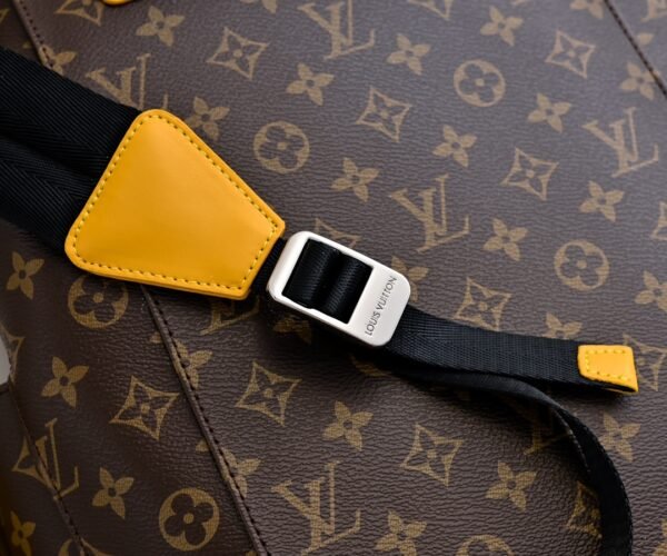 Model number M12729 - Vintage Blue M13202 - Vintage Tan Yellow 41379 This Christopher medium-sized backpack 38 x 44 x 12.5 cm (length x height x width)