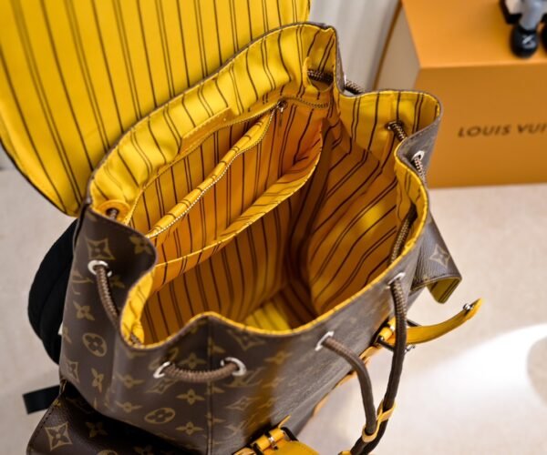 Model number M12729 - Vintage Blue M13202 - Vintage Tan Yellow 41379 This Christopher medium-sized backpack 38 x 44 x 12.5 cm (length x height x width)