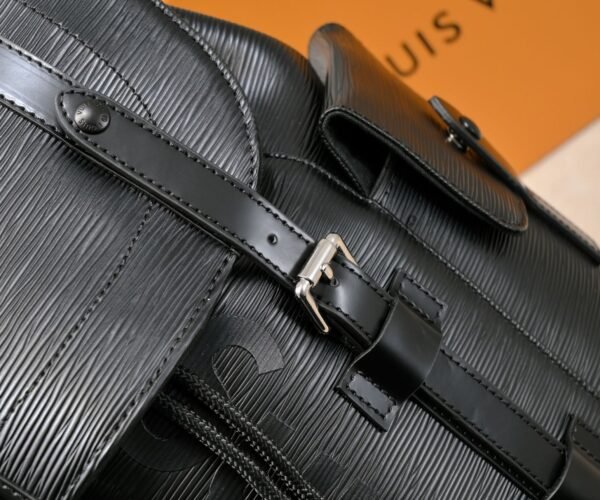 The Christopher backpack features ample interior space and an eye-catching design, making it an ideal everyday bag for outdoor use. Dimensions: 41 x 47 x 13 cm (length x height x width)