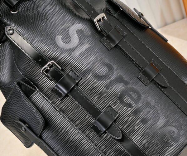 The Christopher backpack features ample interior space and an eye-catching design, making it an ideal everyday bag for outdoor use. Dimensions: 41 x 47 x 13 cm (length x height x width)